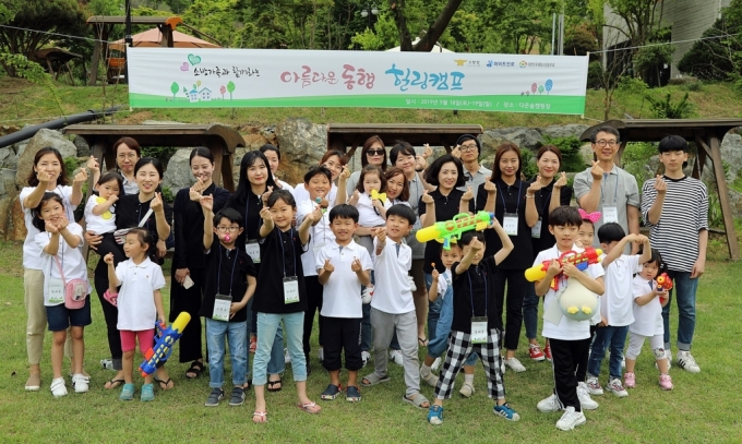하이트진로는 지난 2018년 소방청과 MOU체결 후 매년 소방공무원 가족 처우 개선과 국민안전의식 제고를 위한 다양한 프로그램을 진행해왔다. 지난해 5월 진행한 순직소방관 가족을 위한 힐링캠프에서 참가자들이 기념사진을 찍고 있다. /사진제공=하이트진로