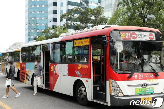 24일 오전 광주 서구 한 버스정류장에서 승객들이 순환01번 버스에서 하차하고 있다.2020.9.24 /뉴스1 © News1 허단비 기자