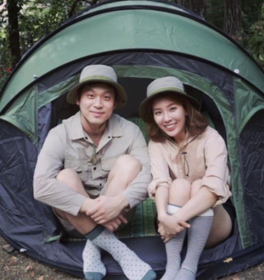 '오뚜기 장녀' 함연지, 훈남 남편과 커플모자 쓰고…"홈캠핑"