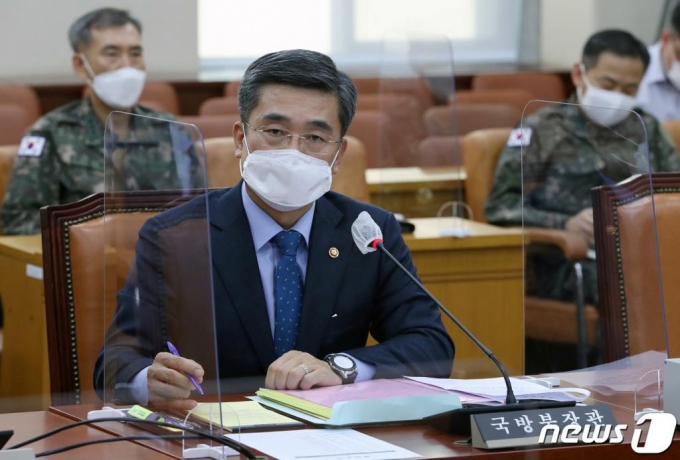 서욱 국방부 장관이 지난 24일 오후 서울 여의도 국회에서 연평도 인근 실종 공무원 북한 피격 사건 관련 긴급현안보고를 위해 열린 국방위 전체회의에 출석해 의원들 질의에 답하고 있다. /사진=뉴스1