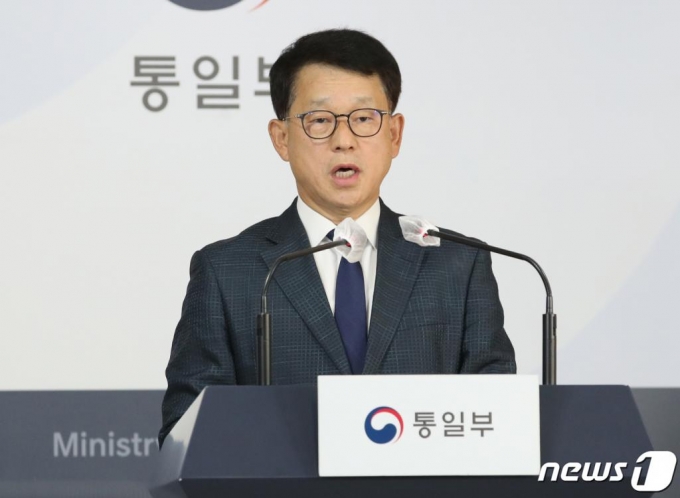 여상기 통일부 대변인이 지난24일 서울 종로구 정부서울청사 브리핑룸에서 북한의 실종 공무원 피격 사건 관련 브리핑을 하고 있다./사진=뉴스1