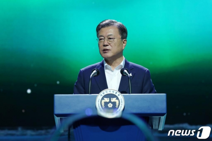 문재인 대통령이 지난 24일 오후 경기도 김포시 민간 온라인 공연장인 '캠프원'에서 열린 디지털뉴딜 문화콘텐츠산업 전략 보고회에서 연설을 하고 있다./사진=뉴스1