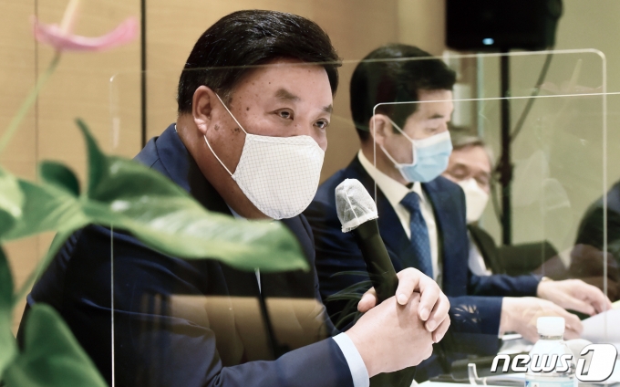 (서울=뉴스1) 허경 기자 = 서정진 셀트리온 회장이 24일 서울 여의도 메리어트호텔에서 열린 경쟁력 강화를 위한 '바이오소부장 연대협력 협의체' 발대식에 참석해 수요-공급기업 기념사를 전하고 있다. 이날 발대식에는 성윤모 산업통상자원부 장관, 정양호 한국산업기술평가관리원장, 서정선 한국바이오협회장, 서정진 셀트리온 회장, 김태한 삼성바이오로직스 대표 등이 참석해 개회사 및 축사·격려사, 바이오 소부장 연대협력 추진전략 발표, 서명식, 기념촬영 순으로 진행됐다. '바이오 연대협력 협의체'는 정부가 새로 마련한 '연대·협력 산업전략'에 따라 추진된 첫 번째 사례로 셀트리온, 삼성바이오로직스 등 바이오 소부장 수요기업사와 아미코젠, 동신관 유리공업, 에코니티, 제이오텍 등 공급기업사가 참여하며, 한국바이오협회와 산업기술평가관리원이 협의체 운영을 지원한다. 2020.9.24/뉴스1