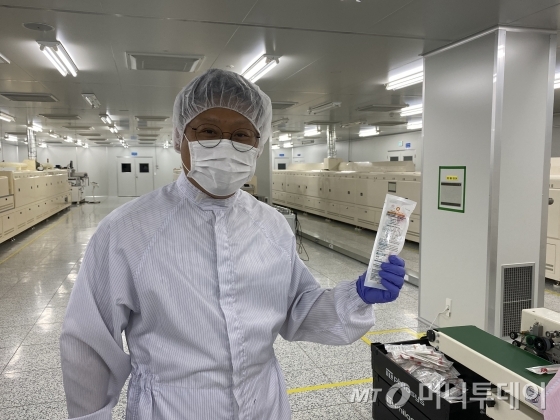 필로시스의 공장장 정해광 이사가 검체채취키트를 설명하고 있다.