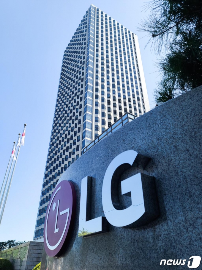 (서울=뉴스1) 허경 기자 = 일론 머스크 테슬라 최고경영자(CEO)가 LG화학의 배터리에 대한 구매량을 늘릴 예정이라고 밝혔다. 머스크 CEO는 22일 트위터에서 "배터리 데이에서 발표될 우리의 배터리는 생산량이 2022년까지는 대량 수준에 도달하지 못할 것이다"며 "한국의 LG화학, 중국의 CATL, 일본의 파나소닉(여타 업체들도 가능) 등에서 배터리 셀 구매량을 늘릴 것"이라고 밝혔다. 사진은 이날 서울 여의도 LG트윈타워 건물. 2020.9.22/뉴스1