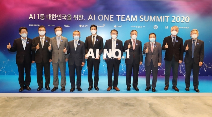 LG전자가 지난 25일 ‘AI 원팀 서밋 2020’ 행사에 참가해 회원사들과 함께 인공지능 산업의 경쟁력을 강화하기 위한 방안을 논의했다. (왼쪽부터)과학기술정보통신부 장석영 2차관, 한국투자증권 정일문 사장, ETRI 박상규 부원장, 한양대학교 김우승 총장, 현대중공업그룹 정기선 부사장, KT 구현모 대표, KAIST 신성철 총장, 동원그룹 박인구 부회장, LG전자 권봉석 사장, LG유플러스 이상민 부사장이 기념촬영을 하고 있다./사진제공=LG전자
