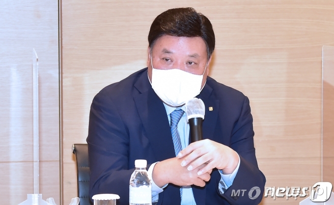 (서울=뉴스1) 허경 기자 = 서정진 셀트리온 회장이 24일 서울 여의도 메리어트호텔에서 열린 경쟁력 강화를 위한 '바이오소부장 연대협력 협의체' 발대식에 참석해 수요-공급기업 기념사를 전하고 있다. 이날 발대식에는 성윤모 산업통상자원부 장관, 정양호 한국산업기술평가관리원장, 서정선 한국바이오협회장, 서정진 셀트리온 회장, 김태한 삼성바이오로직스 대표 등이 참석해 개회사 및 축사·격려사, 바이오 소부장 연대협력 추진전략 발표, 서명식, 기념촬영 순으로 진행됐다. '바이오 연대협력 협의체'는 정부가 새로 마련한 '연대·협력 산업전략'에 따라 추진된 첫 번째 사례로 셀트리온, 삼성바이오로직스 등 바이오 소부장 수요기업사와 아미코젠, 동신관 유리공업, 에코니티, 제이오텍 등 공급기업사가 참여하며, 한국바이오협회와 산업기술평가관리원이 협의체 운영을 지원한다. 2020.9.24/뉴스1