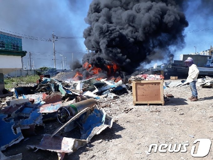 [사진] 여수 국동항 야적장서 화재 발생