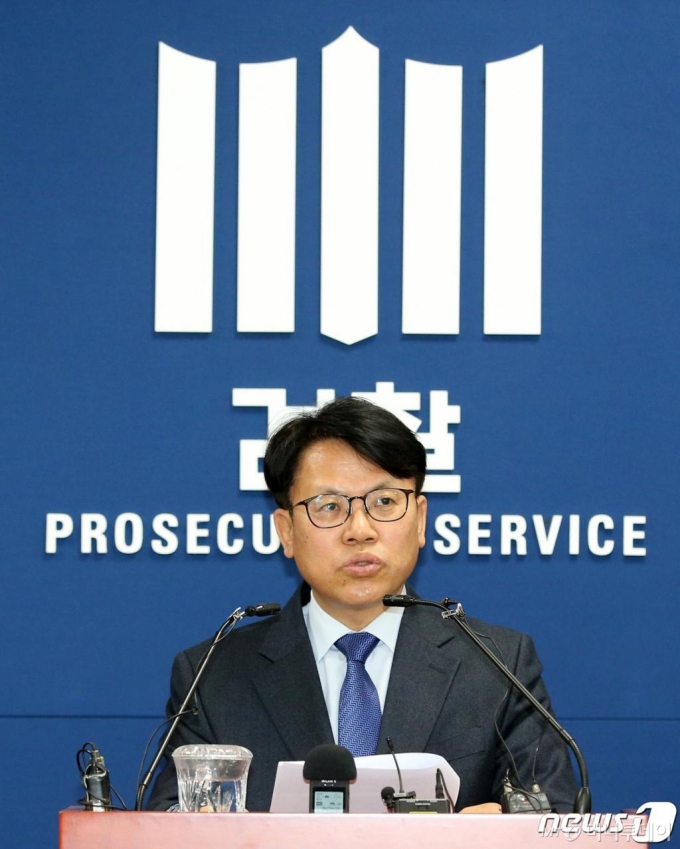 (서울=뉴스1) 신웅수 기자 = 김관정 대검찰청 형사부장이 9일 오후 서울 서초구 대검찰청 기자실에서 신종 디지털 성범죄 엄벌을 위한 '성착취 영상물 사범 사건처리 기준' 시행 관련 브리핑을 하고 있다. 검찰은 성착취 영상물을 제작하거나 영리목적으로 유포한 이들을 전원 구속할 뿐만 아니라, 공유방에 유료회원으로 참여만 하는 '관전자'도 약식 기소가 아닌 정식 재판을 받도록 할 계획이다. 2020.4.9/뉴스1