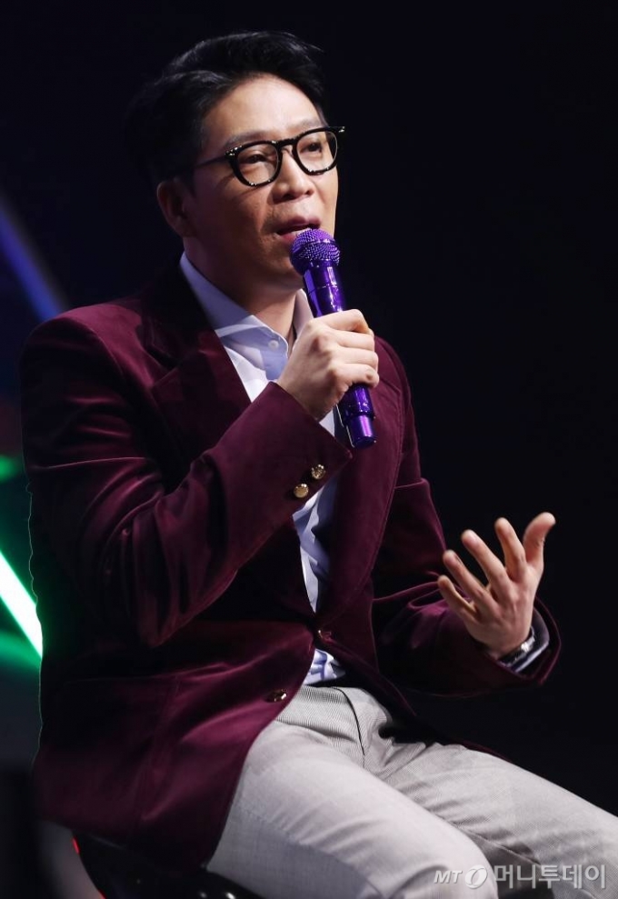 가수 MC몽이 25일 오후 서울 광진구 예스24 라이브홀에서 진행된 정규 8집 앨범 'CHANNEL 8' 발매 기념 기자간담회에서 질의응답을 하고 있다. / 사진=김휘선 기자 hwijpg@