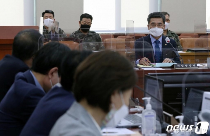 (서울=뉴스1) 박세연 기자 = 서욱 국방부 장관이 24일 오후 서울 여의도 국회에서 연평도 인근 실종 공무원 북한 피격 사건 관련 긴급현안보고를 위해 열린 국방위 전체회의에 출석해 의원들 질의에 답하고 있다. 2020.9.24/뉴스1