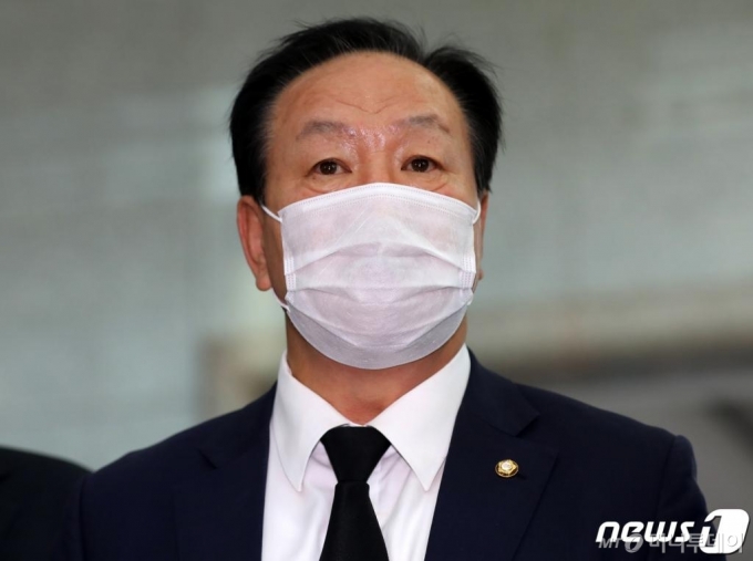 (인천=뉴스1) = 한기호 국민의 힘 '북한의 우리국민 사살 및 화형 만행 진상조사 TF위원장이 26일 오후 인천시 연수구 해양경찰청을 방문해 기자들에게 입장을 밝히고 있다. 2020.9.26/뉴스1