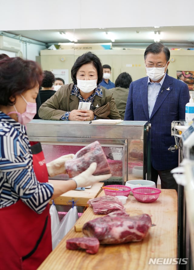 카트 직접 끌며 추석 장 본 文대통령 카트 직접 끌며 추석 장 본 文대통령