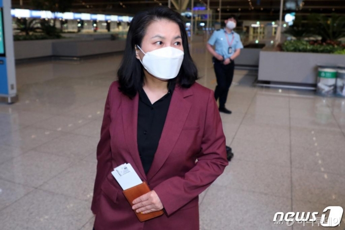 (인천공항=뉴스1) 황기선 기자 = 유명희 산업통상자원부 통상교섭본부장이 27일 새벽 인천국제공항을 통해 출국하고 있다. 세계무역기구(WTO) 사무총장 선거 1차 라운드를 통과한 유 본부장은 이날 2차 라운드 선거 운동을 위해 유럽으로 출국했다. 2020.9.27/뉴스1