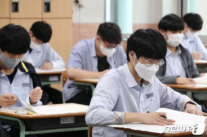 2021학년도 대학수학능력시험 9월 모의평가를 치르는 학생들./뉴스1 © News1 김기태 기자