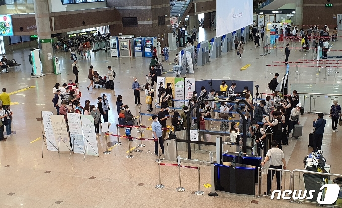 코로나19 무색한 김해공항…추석 연휴 첫날 '북적' - 머니투데이