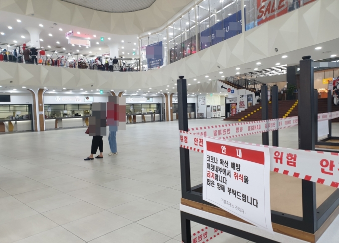 30일 오후 1시쯤 기흥휴게소 식당가에서 포장 메뉴를 기다리는 방문객 모습 /사진=이영민 기자