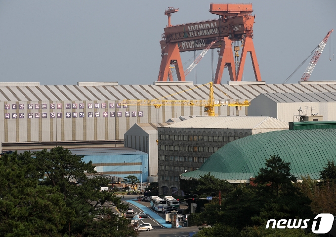 9일 울산시 동구 현대중공업에서 신종 코로나바이러스 감염증(코로나19) 확진자가 잇따라 나오면서 집단 감염에 대한 우려가 커지고 있다. 사진은 이날 현대중공업 모습. 2020.9.9/뉴스1 © News1 윤일지 기자