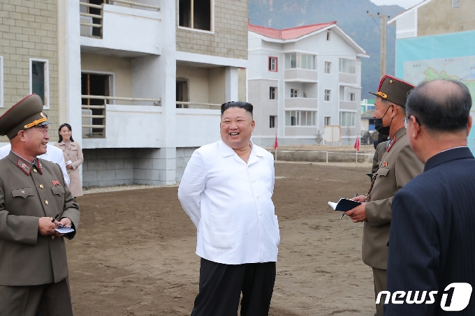 &#40;평양 노동신문=뉴스1&#41; = 김정은 북한 국무위원장이 강원도 김화군 수해 복구 현장을 현지시찰했다고 노동당 기관지 노동신문은 2일 전했다. 특히 이날 약 두 달 동안 모습을 감췄던 김여정 당 제1부부장이 공식석상에 모습을 드러내 눈길을 끈다. &#x5b;국내에서만 사용가능. 재배포 금지. DB 금지. For Use Only in the Republic of Korea. Redistribution Prohibited&#x5d; rodongphoto@news1.kr