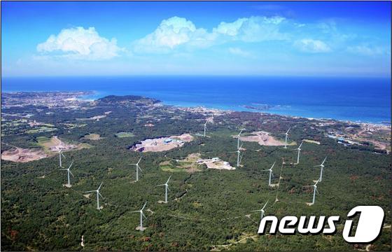 제주에너지공사가 운영하고 있는 제주 동복풍력발전단지&copy; News1