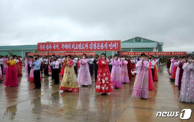 [사진] 북한, '사과' 유명한 강원도 고산군 내 과일 가공공장 준공