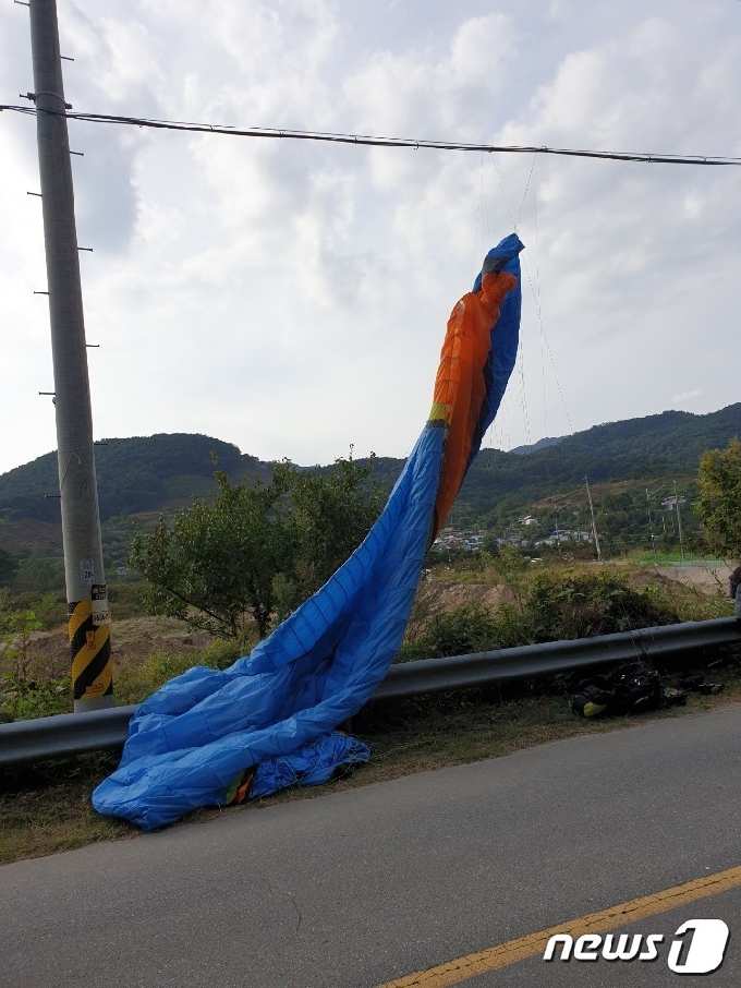 [사진] 전선에 걸린 패러글라이더