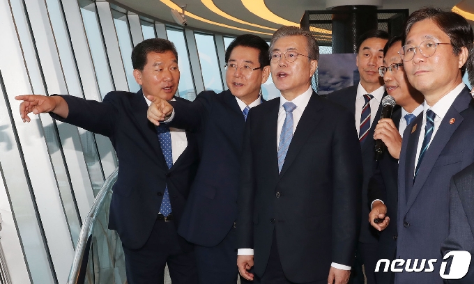 김영록 전라남도지사가 12일 오후 나주 빛가람혁신도시 빛가람전망대에서 문재인 대통령에게 한전공대 부지에 대해 설명하고 있다.(전남도 제공)2019.7.13/뉴스1 &copy; News1