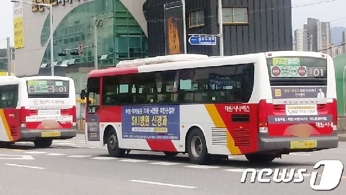 광주 서구 한 도로에서 진행방향이 다른 순환01번 버스가 나란히 주행하고 있다.2020.9.24 /뉴스1 © News1 허단비 기자