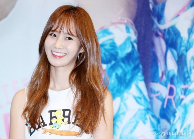 소녀시대 유리가 29일 오후 서울 중구 롯데백화점 본점에서 진행된 배럴 '배럴걸 유리 단독 팬사인회'에 참석해 포즈를 취하고 있다. / 사진=hwijpg@(김휘선 인턴기자)