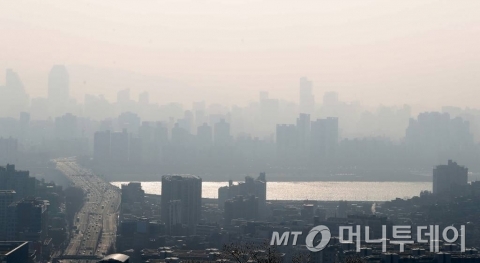 초미세먼지 농도가 '나쁨' 단계인 12일 서울 중구 남산에서 바라본 도심이 뿌옇게 보이고 있다. / 사진=이기범 기자 leekb@