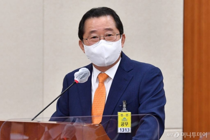 조운호 하이트진로음료 사장이 8일 오후 서울 여의도 국회에서 열린 정무위원회의 공정거래위원회 등에 대한 국정감사에 증인으로 출석해 질의에 답변하고 있다. (공동취재사진)