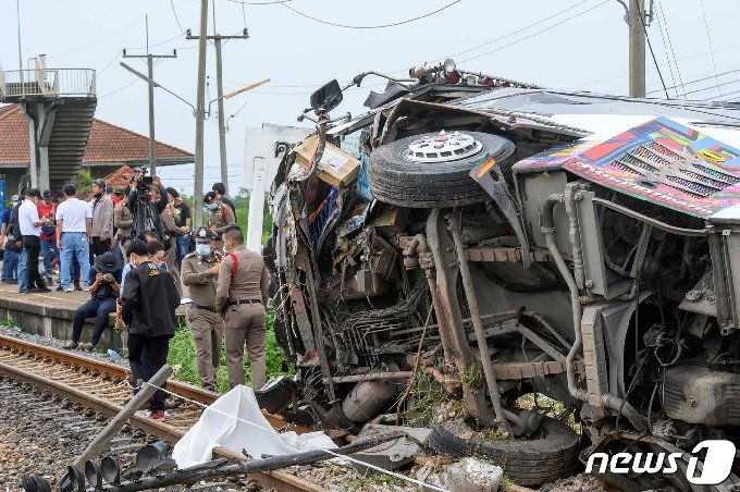 [사진] 화물열차와 충돌로 전복된 태국 버스의 잔해