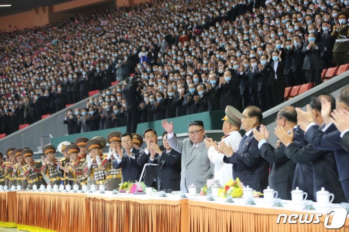 김정은 북한 국무위원장이 11일 당 창건 75주년을 경축하는 대집단체조와 예술공연 '위대한 향도'를 관람했다고 노동당 기관지 노동신문이 12일 보도했다. /사진=뉴스1