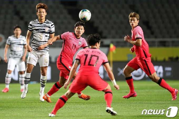 사진 접전 이어가는 축구 국가대표팀과 올림픽 대표팀 - 머니 ...