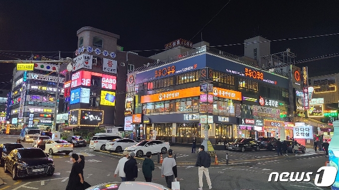 정부가 사회적 거리두기를 1단계로 하향 시행한 12일 저녁 경기 수원시 인계동 번화가. 약 두 달만에 영업을 재개하는 노래방 등이 간판 불을 켜고 손님 맞이에 나섰다.  이날 거리는 비교적 한산했다. © News1 최대호 기자