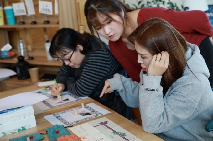 강원도 태백에서 에어비앤비를 운영하는 김도연 호스트이 체험 프로그램을 소개하는 모습. /사진=에어비앤비