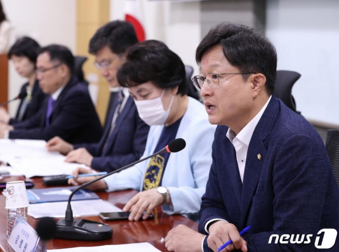 (서울=뉴스1) 신웅수 기자 = 강병원 더불어민주당 의원이 10일 오전 서울 여의도 국회 의원회관에서 열린 2021년 주주총회 기업지배구조 개선 방안 모색을 위한 토론회에서 인사말을 하고 있다. 2020.8.10/뉴스1