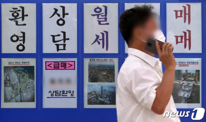 (서울=뉴스1) 이동해 기자 = 임대차법 시행과 재건축 실거주 요건 강화로 전세 물량이 씨가 마르고 있다. 가을 이사철 등 계절적 요인 등이 맞물려 전세수급난으로 이어진 것으로 풀이되며 이는 전셋값 상승 뿐만 아니라 오피스텔 시장에까지 번지고 있는 양상이다. 사진은 22일 오후 서울 송파구 아파트단지 밀집지역에 위치한 부동산. 2020.9.22/뉴스1