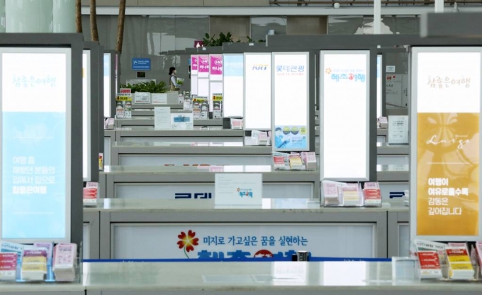 코로나19가 확산한 지난 3월 인천국제공항 제2터미널 여행사 카운터가 한산한 모습을 보이고 있다. /사진=뉴시스