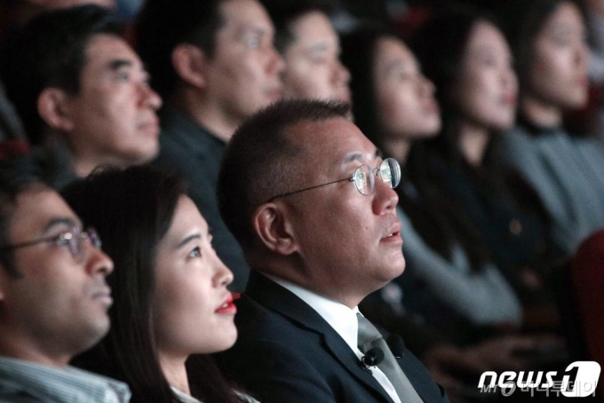 (서울=뉴스1) 안은나 기자 = 정의선 현대자동차그룹 수석부회장이 2일 오전 서울 양재동 현대차 본사에서 열린 시무식에서 직원들과 화면을 바라보고 있다. 2020.1.2/뉴스1