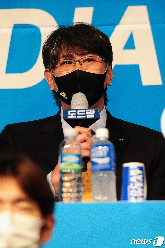 2020-21시즌 미디어데이에서 특유의 입담을 뽐낸 KB손해보험의 이상열 감독. (한국배구연맹 제공) © 뉴스1