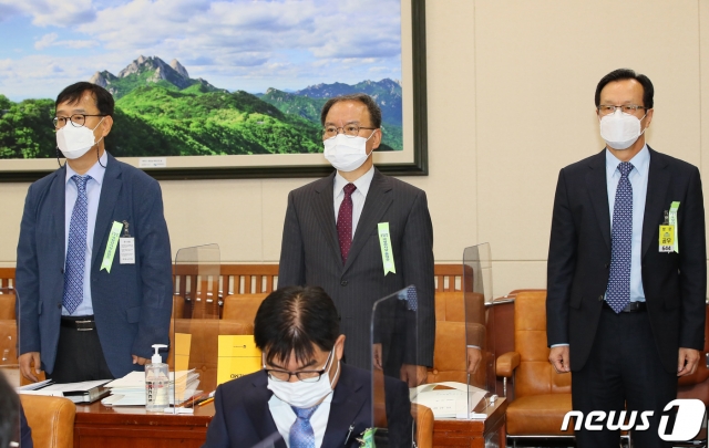 조효섭 낙동강홍수통제소장(왼쪽부터), 이호상 금강홍수통제소장, 김규호 영산강홍수통제소장이 14일 서울 여의도 국회에서 열린환경노동위원회의 중앙환경분쟁조정위원회·국립환경과학원 등에 대한 국정감사에 출석하고 있다/사진=뉴스1