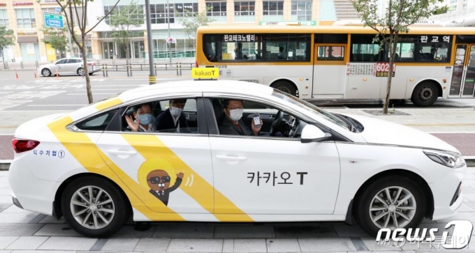 (성남=뉴스1) 박세연 기자 = 장석영 과학기술정보통신부 차관(뒤)과 류긍선 카카오모빌리티 대표가 14일 오전 경기 성남 판교의 카카오모빌리티 본사를 방문해 앱미터기(GPS 기반으로 시간, 거리, 속도를 계산해 택시 승차요금을 산정하는 소프트웨어)가 장착된 카카오택시를 시승하고 있다. 카카오모빌리티는 지난해 9월 과학기술정보통신부 주관 규제 샌드박스 심의를 통해 GPS 기반 앱미터기 사업에 대한 임시허가를 받았으며, 올해 7월 국토교통부의 ‘앱미터기 임시검정 기준안'을 1호로 통과해 중형택시 최초로 GPS 기반 앱미터기 서비스를 시작했다. 2020.8.14/뉴스1