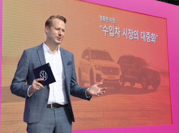 15일 서울 광진구 그랜드 워커힐 서울에서 열린 '폭스바겐 미디어 데이'에서 스테판 크랍 폭스바겐코리아 폭스바겐 부문 사장이 자사의 '수입차 시장 대중화' 전략을 설명하고 있다. /사진제공=폭스바겐코리아