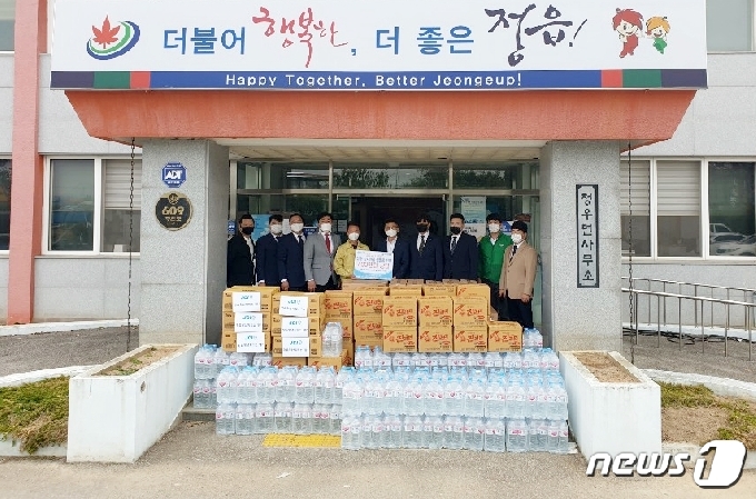 JCI 정읍 청년회의소(회장 이태우)는 코로나19 확산으로 힘든 시기를 겪고 있는 양지마을 주민들을 위해 생수 100박스와 라면 30박스, 로스팜 30박스, 소독젤 100개, 소독티슈 4000장 등 500만원 상당의 구호 물품을 전달했다. © 뉴스1