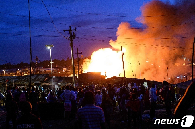 [사진] 불길 치솟는 케냐 슬럼가 화재 지켜보는 주민들