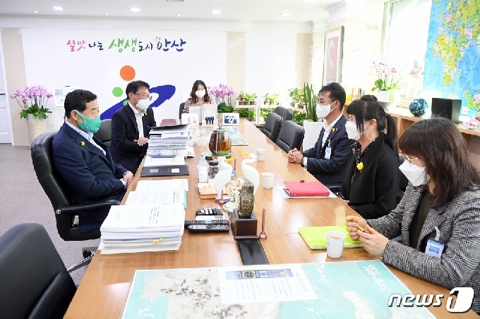 윤화섭 안산시장이 15일 시청에서 4&middot;16기억저장소 및 &#40;사&#41;4&middot;16세월호 참사가족협의회가 발간한 4&middot;16구술증언록 ‘그날을 말하다’ 1질&#40;100권&#41;을 기증 받은뒤 관계자들과 간담회를 하고 있다.&#40;안산시&#41;&copy; 뉴스1