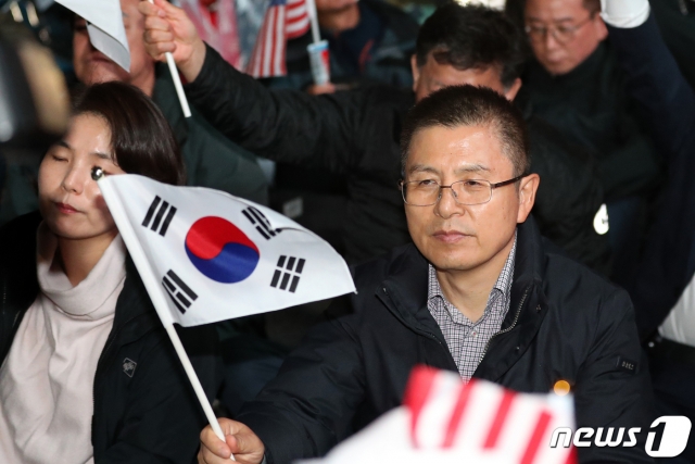 황교안 전 미래통합당 대표가 지난해 10월 25일 서울 광화문광장에서 문재인하야범국민투쟁본부 주최로 열린 제3차 범국민투쟁대회에서 태극기를 흔들고 있다. /사진=뉴스1.