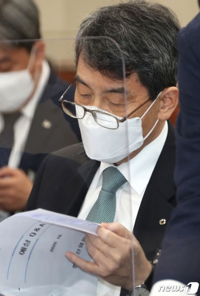 (서울=뉴스1) 신웅수 기자 = 이동걸 한국산업은행 회장이 16일 오전 서울 여의도 국회에서 열린 정무위원회의 신용보증기금·한국산업은행·중소기업은행·서민금융진흥원에 대한 국정감사에서 자료를 살펴보고 있다. 2020.10.16/뉴스1