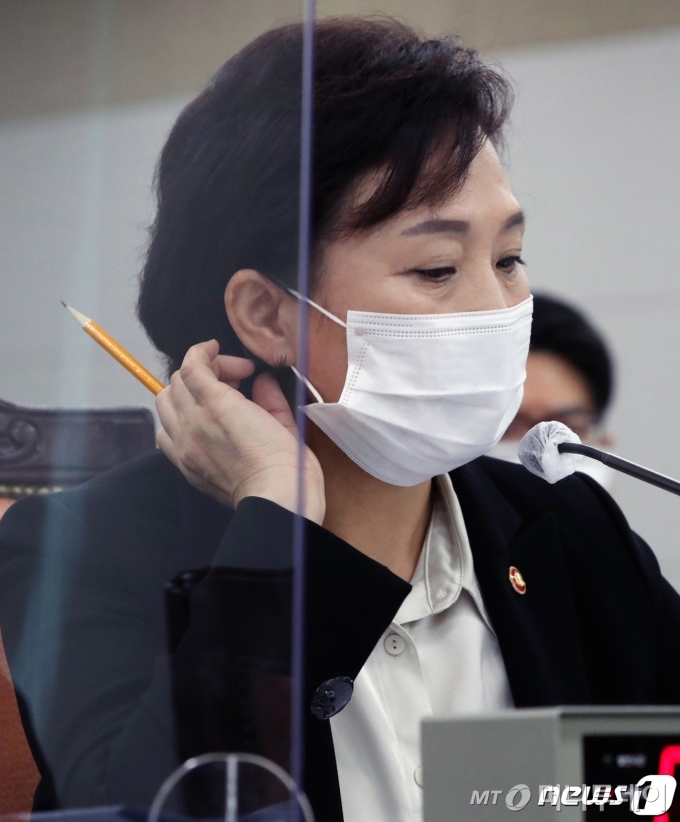 (세종=뉴스1) 장수영 기자 = 김현미 국토교통부 장관이 16일 정부세종청사에서 열린 국회 국토교통위원회의 국토교통부에 대한 국정감사에서 위원 질의를 듣고 있다. 2020.10.16/뉴스1